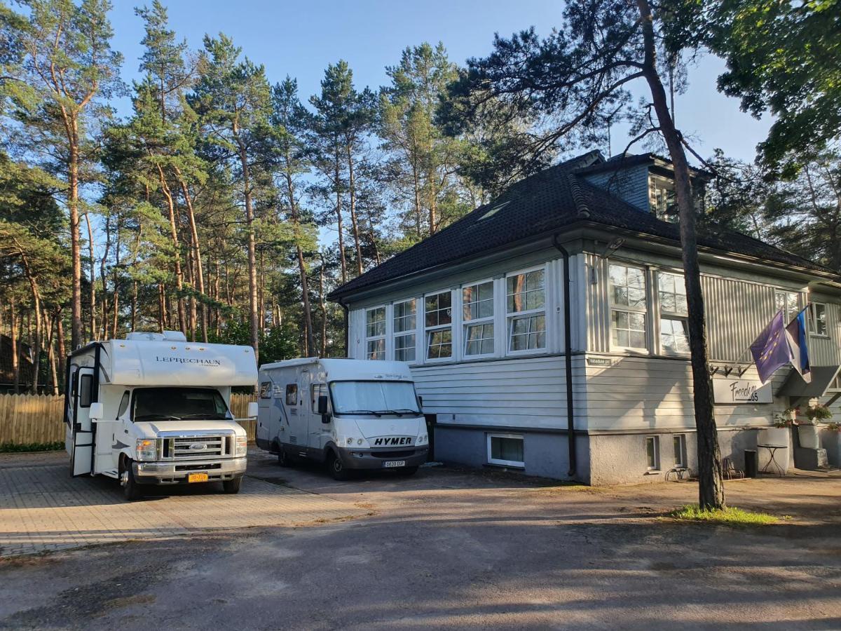 Freedom65 Hostel&Caravan Tallinn Buitenkant foto