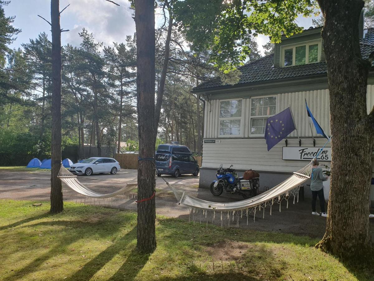 Freedom65 Hostel&Caravan Tallinn Buitenkant foto